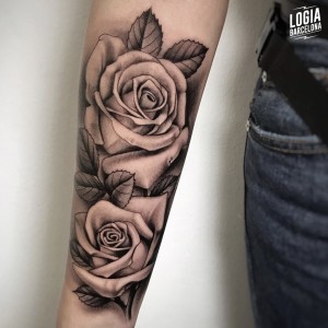 tatuaje_brazo_rosa_pablo_munilla_logiabarcelona 